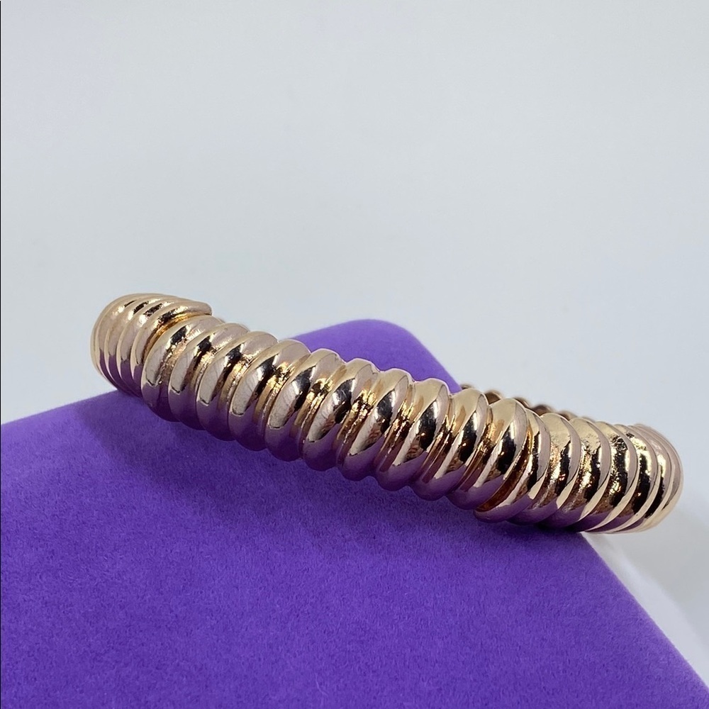 💛 Elegant Gold-Toned Spiral Bracelet